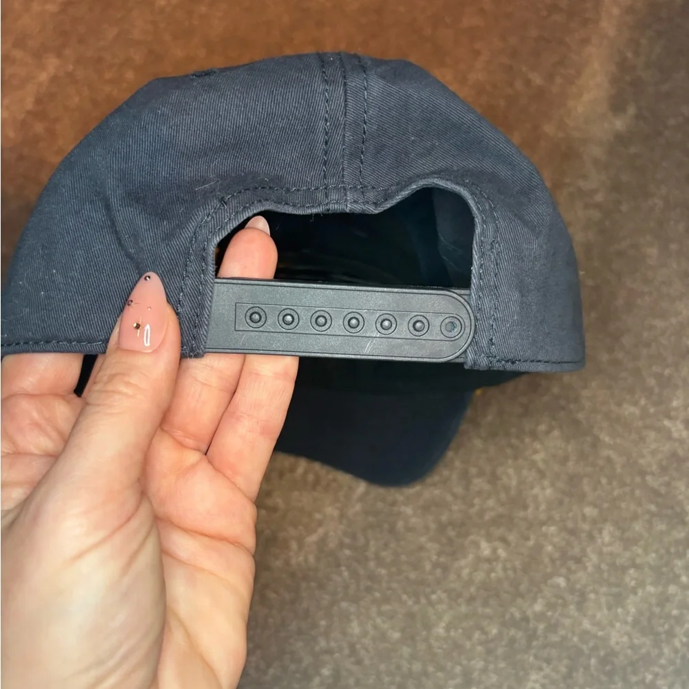 American Needle‎ Navy Cap with Red Label - Picture 2 of 3